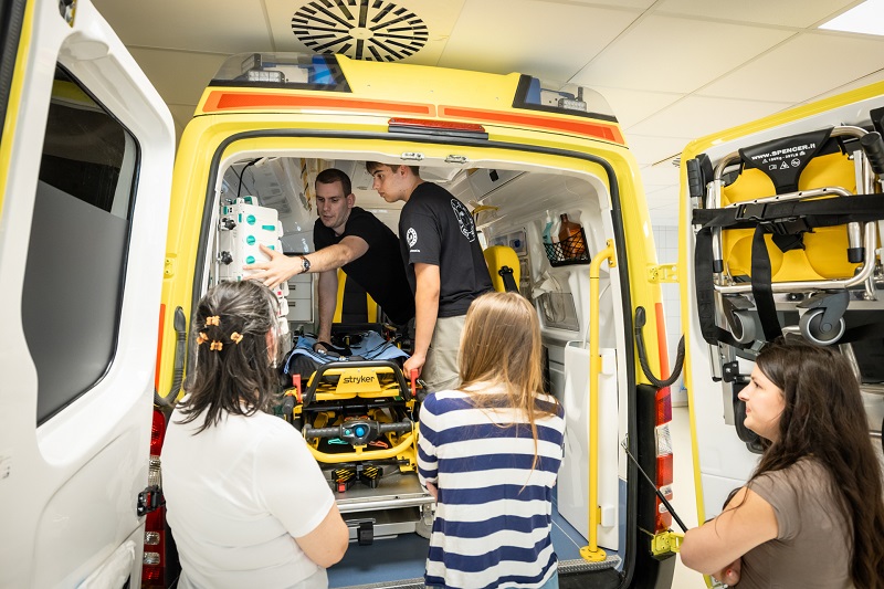 Dr. Rutai Attila, az SZTE SZAOK Sebészeti Műtéttani Intézet tudományos munkatársa bemutatja a mentőautó szimulátort